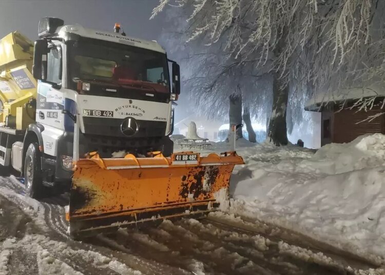 Kocaeli’de Karla Mücadele Ekipleri Yoğun Çalışmalarına Devam Ediyor