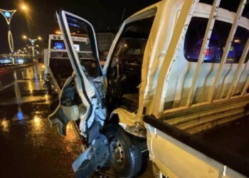 Kocaeli’de Seyir Halindeki Kamyonet Park Halindeki Araçla Çarpıştı