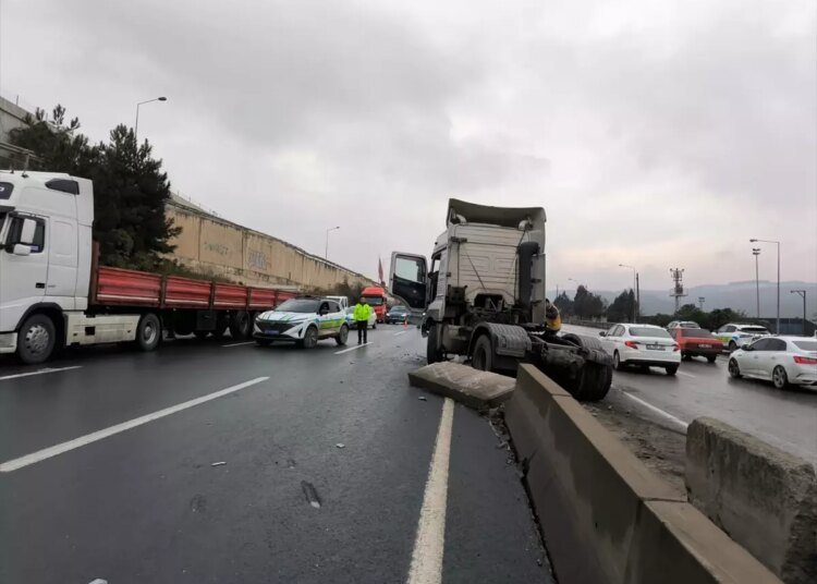 Kocaeli’de Tır Kazası: İstanbul İstikametinde Ulaşım Aksadı