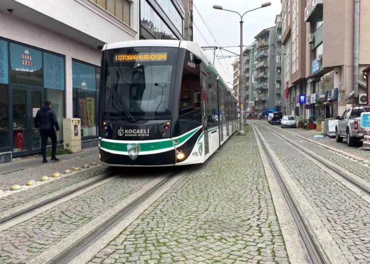 Kocaeli’de Tramvay Yolunda Komik Anlar