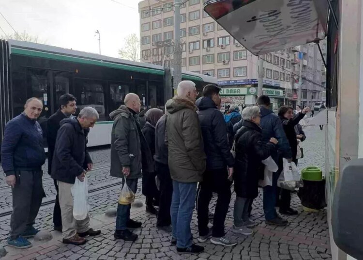 Kocaeli’de Yıllarca Zarar Eden Yatırımcılar, Şirket Patronunun Görevden Ayrılması İçin Lokma Dağıttı