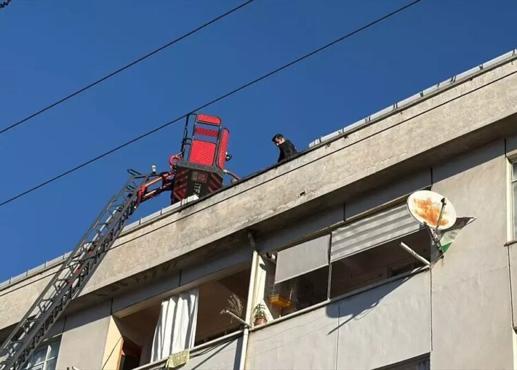 Kocaeli’nin Gebze İlçesinde Apartman Çatısında Yangın Çıktı