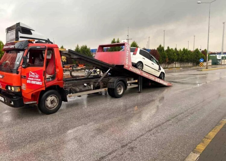 Körfez’de Tıra Çarpan Otomobilin Sürücüsü Yaralandı