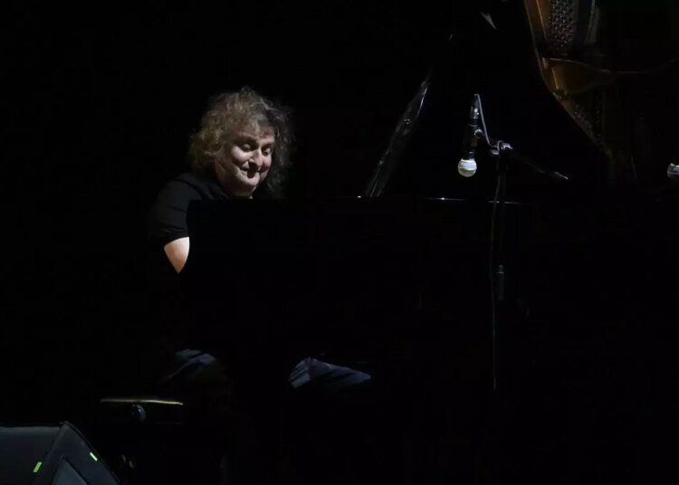 Tuluyhan Uğurlu, Mehmet Akif Ersoy’u Anma Haftası Konserinde Performans Sergiledi