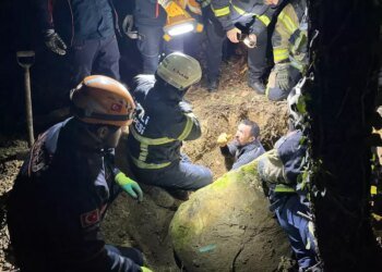 Define Ararken Sıkışan Cem Dal, 1 Saatlik Çalışmayla Kurtarıldı