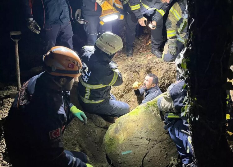 Define Ararken Sıkışan Cem Dal, 1 Saatlik Çalışmayla Kurtarıldı