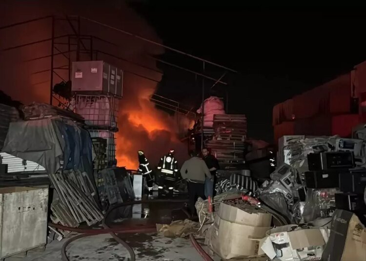 Gebze’de Elektrikli Ev Aletleri Deposunda Yangın