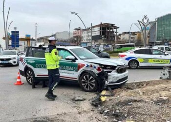 Gebze’de Jandarma Oto ile Hafif Ticari Araç Çarpıştı: 1 Yaralı