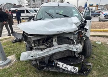 Gebze’de Jandarma Trafik Aracıyla Hafif Ticari Araç Çarpıştı