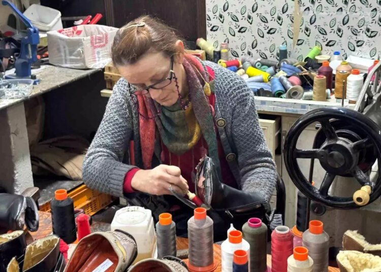 İzmit’in İlk Kadın Ayakkabı Tamircisi: Hülya Kurak