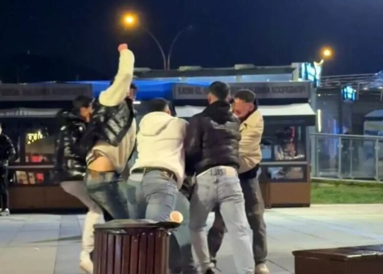 İzmit’te 5 Kişinin Saldırısı Kamerada