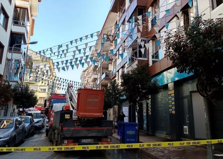 Karamürsel’de Market Yangını: 6 Kişi Dumandan Etkilendi