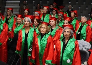 Karşıyaka’da 3. Yaş Üniversitesi’nde mezuniyet coşkusu!