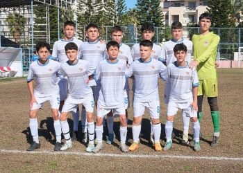 Kemer Belediye Merkez Spor evinde galip geldi