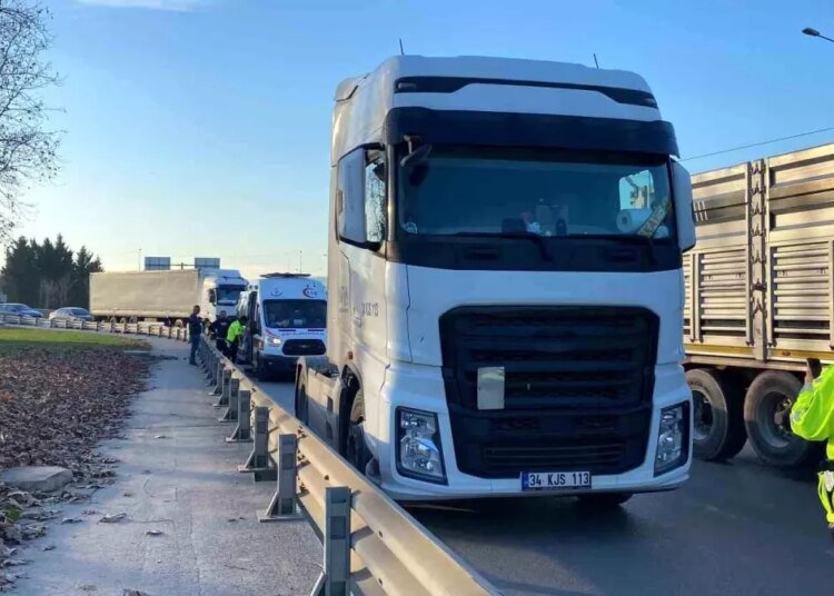 Kocaeli D-100 Karayolu’nda Skuterli Sürücü Tır ile Bariyer Arasında Kaldı