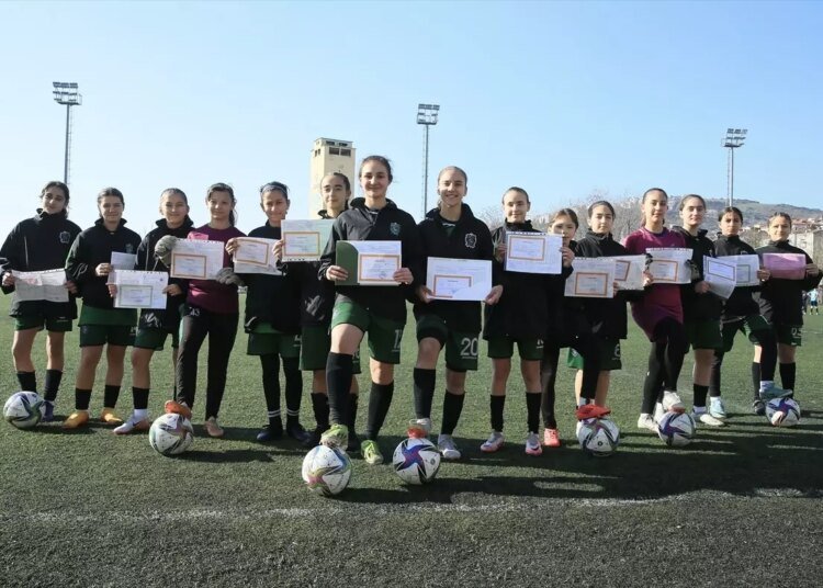 Kocaeli Kadın Futbol Takımı’ndan Başarı Örneği: Spor ve Eğitim Bir Arada