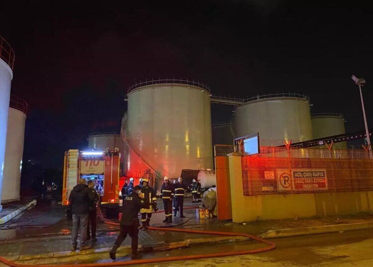 Kocaeli’de Akaryakıt Terminalinde Patlama: 4 Yaralı