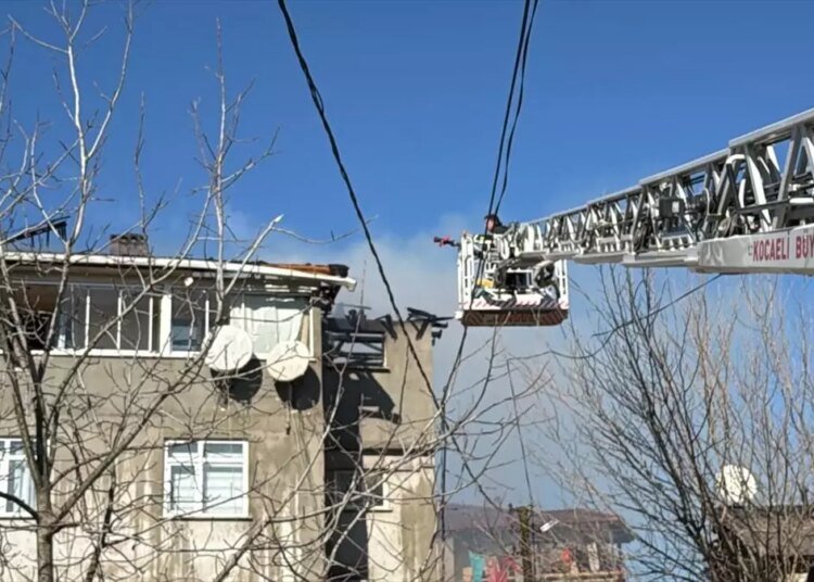 Kocaeli’de Apartman Yangınında 3 Çocuk İtfaiye Tarafından Kurtarıldı
