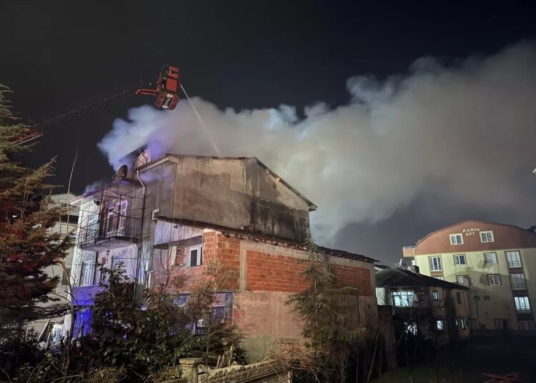 Kocaeli’de Apartmanın Çatısında Yangın Çıktı