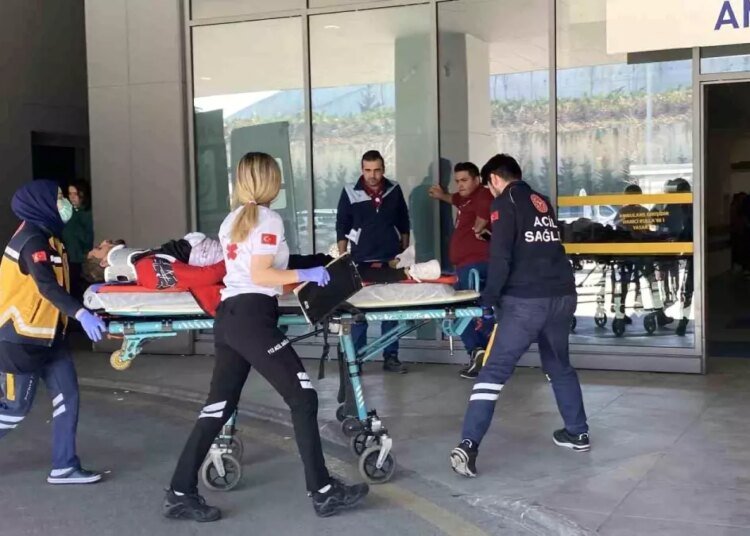 Kocaeli’de Balkondan Düşen Genç Adam Yaralandı