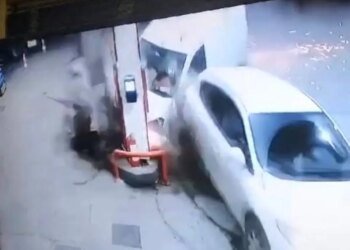 Kocaeli’de Hafif Ticari Araç Akaryakıt İstasyonuna Çarptı: 2 Yaralı