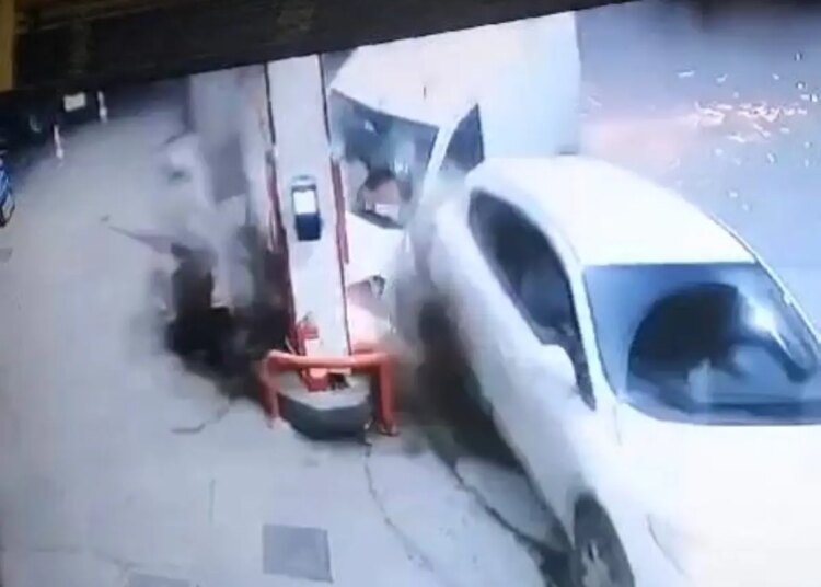 Kocaeli’de Hafif Ticari Araç Akaryakıt İstasyonuna Çarptı: 2 Yaralı