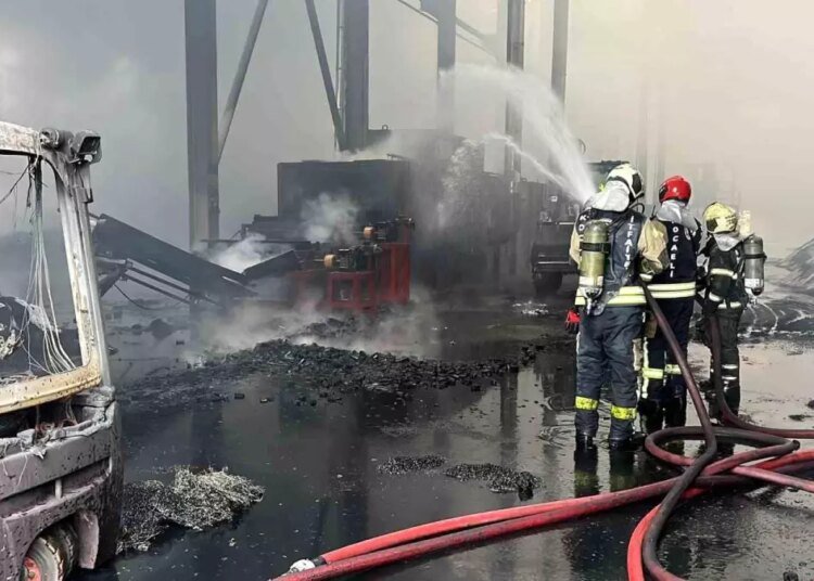 Kocaeli’de Kömür Fabrikasında Yangın: 4 Saatte Kontrol Altına Alındı