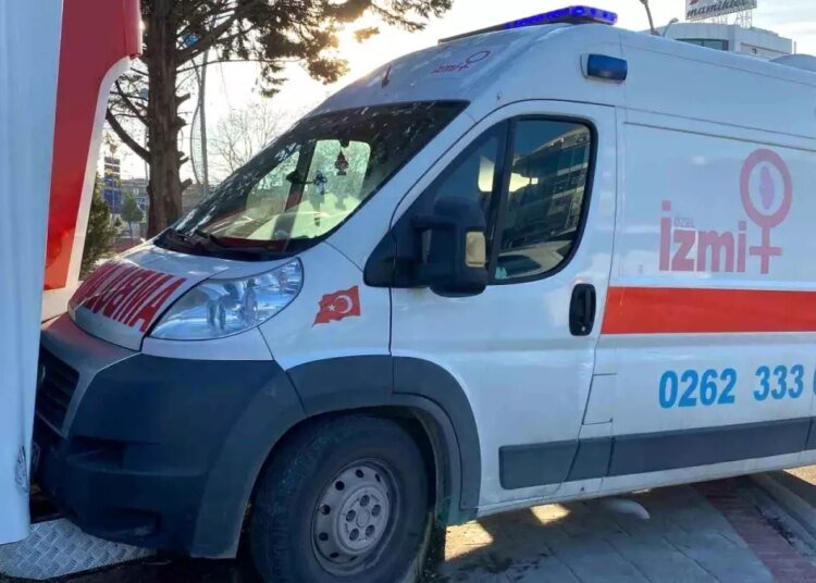 Kocaeli’de Özel Ambulans ile Otomobil Çarpıştı