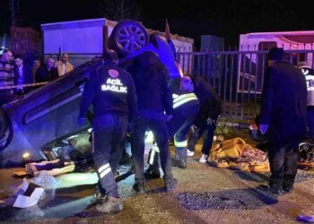 Kocaeli’de Tırın Hafif Ticari Araca Çarpmasıyla 3 Kişi Yaralandı