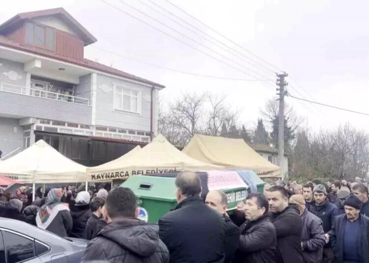 Kocaeli’de trafik kazasında hayatını kaybeden 14 yaşındaki öğrenci Sude Tamir toprağa verildi