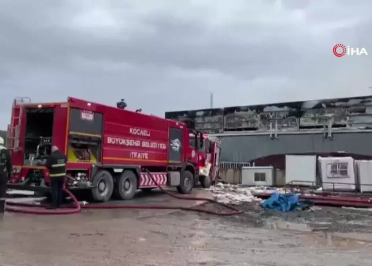 Kocaeli’deki Fabrikada Yangın 4 Saatte Kontrol Altına Alındı
