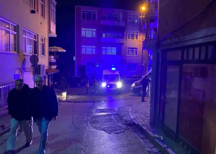 Kocaeli’nde Çatı Katında Yangın: İki Kişi Hastaneye Kaldırıldı