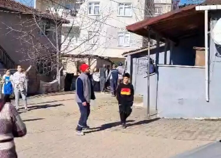 Kocaeli’nin Gebze İlçesinde Ev Yangını: Mahsur Kalanlar Var