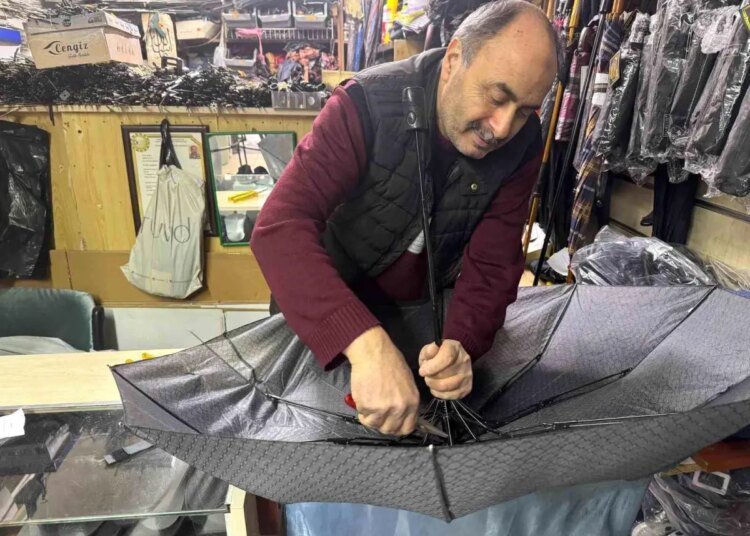 Kocaeli’nin Tek Şemsiye Tamircisi: Fiyat Artışı İlgi Arttırdı