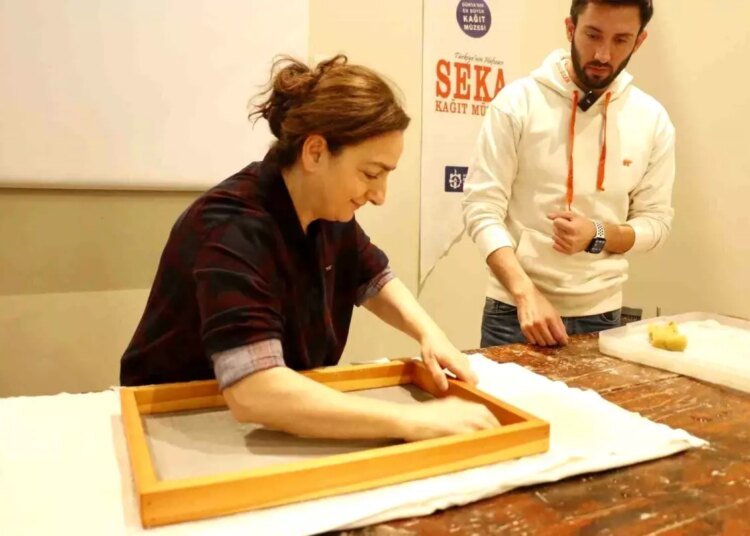 SEKA Kağıt Müzesi’nde Geleneksel Yöntemle Asitsiz Kağıt Üretimi