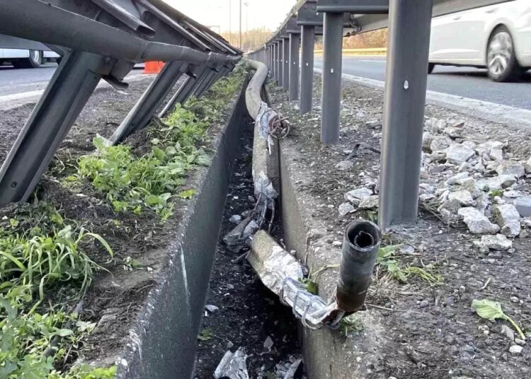 TEM Otoyolu’nda Tanker Kazası: Aydınlatma Direği Otomobilin Üzerine Devrildi