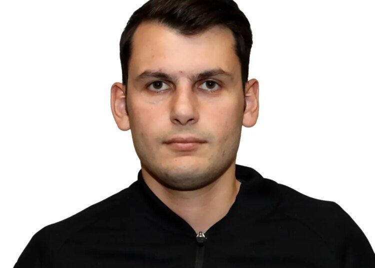 Amatör maçta oyundan atılan futbolcu hakemi bıçakladı