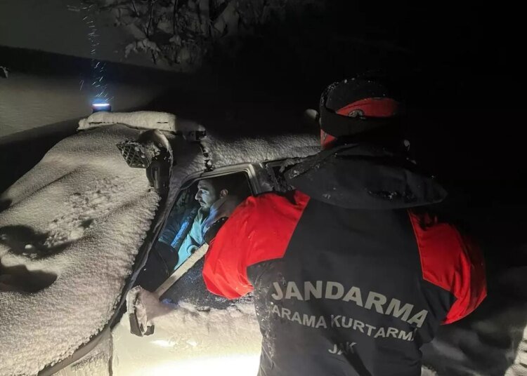 Başiskele’de Kar Yağışı Sonucu Mahsur Kalan İki Kişi Kurtarıldı