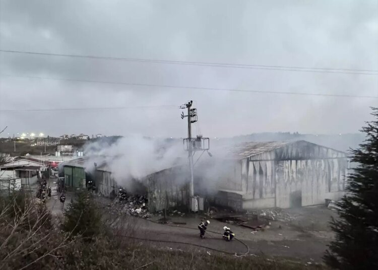 Çayırova’daki Yalıtım Fabrikasında Yangın Korkuttu