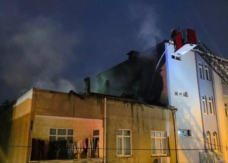 Darıca’da Çatı Yangını: Dumandan Etkilenen Bir Kişi Hastaneye Kaldırıldı