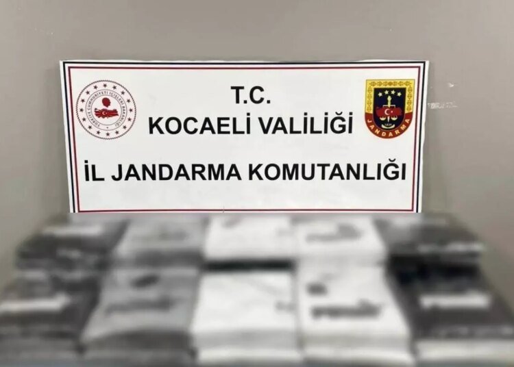 Gölcük’te Sahte Giyim Malzemesi Operasyonu