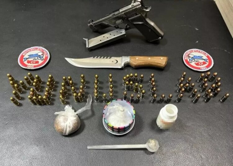 İzmit’te Ruhsatsız Tabanca ve Uyuşturucu ile Yakalanan Zanlı Tutuklandı