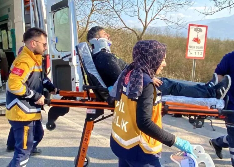 Kartepe’de Hafif Ticari Araç Takla Attı: 4 Yaralı