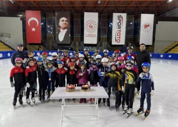 Kocaeli Buz Pateni Sporcuları Başarılarını Pasta Keserek Kutladı