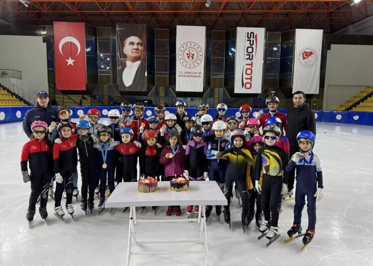 Kocaeli Buz Pateni Sporcuları Başarılarını Pasta Keserek Kutladı