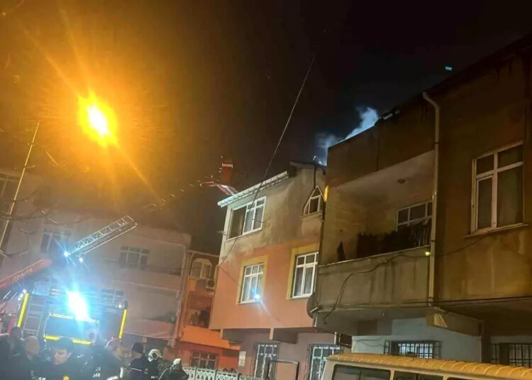 Kocaeli’de Çatı Yangını: 1 Kişi Hastaneye Kaldırıldı