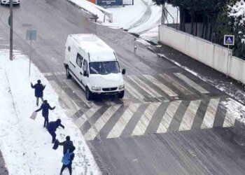 Kocaeli’de Çocuklardan Kar Topu Savaşı