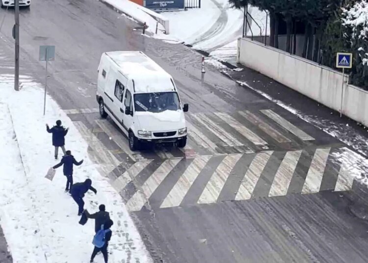 Kocaeli’de Çocuklardan Kar Topu Savaşı