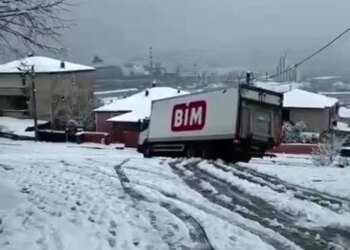 Kocaeli’de Karlı Yolda Kaza Riski: BİM Kamyonuna Vatandaşlardan Yardım
