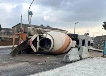 Kocaeli’de Kontrolden Çıkan Beton Mikserinin Sürücüsü Kaza Yaşamadan Kurtuldu